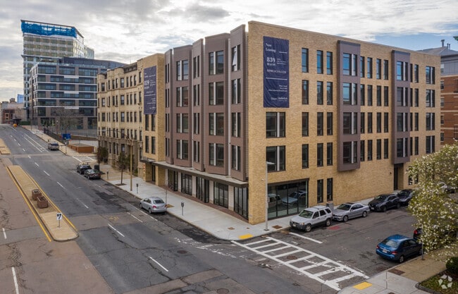 Building Photo - 839 Beacon