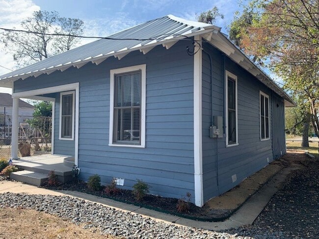 Photo - Fully Restored 2BR Classic Near Downtown Dignowity Hill House