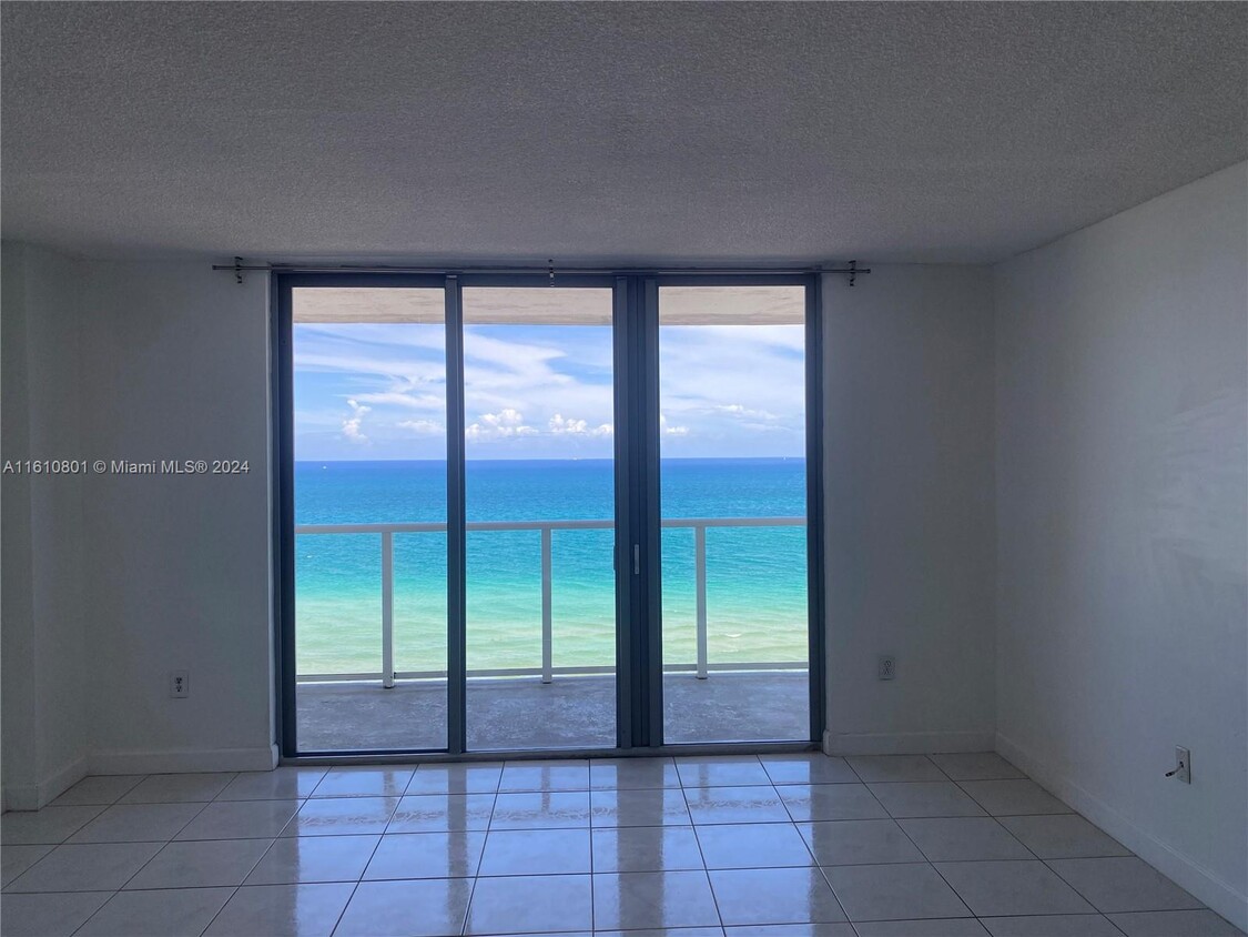 Foto principal - 5701 Collins Ave