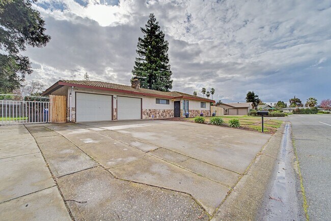 Building Photo - Beautiful 2-Bedroom Home on Corner Lot with RV Parking & Spacious Backyard