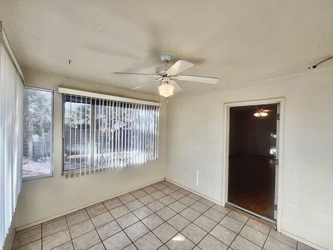 Foto del edificio - 3 Bedroom 2 Bathroom w/ Covered Parking and Large Shed