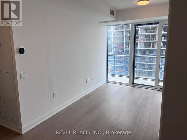 Photo du bâtiment - 448 Burnhamthorpe Rd W