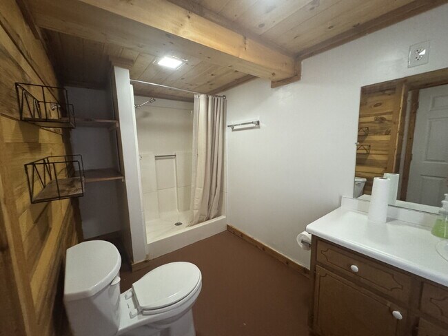 Building Photo - Efficiency 1 Bedroom Apartment in Chicopee...