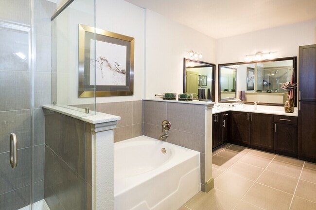Building Photo - Urban Luxury, Perfect Location