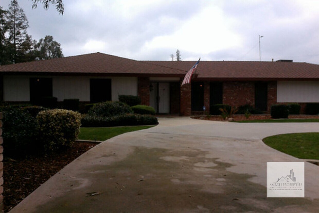 Primary Photo - Beautiful 4 Bedroom 3.5 Bath in Madera