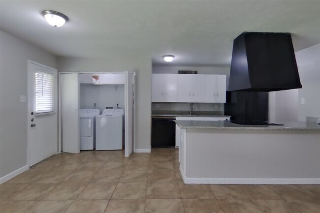 Building Photo - 5030 Ridgecreek Dr