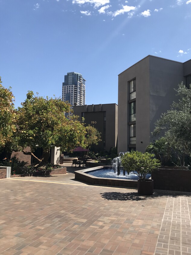 Inner courtyard with gardens - 850 State St