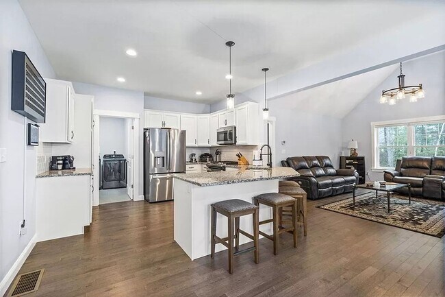 Building Photo - Executive 3 Br / 2 BA Home in Desirable Re...