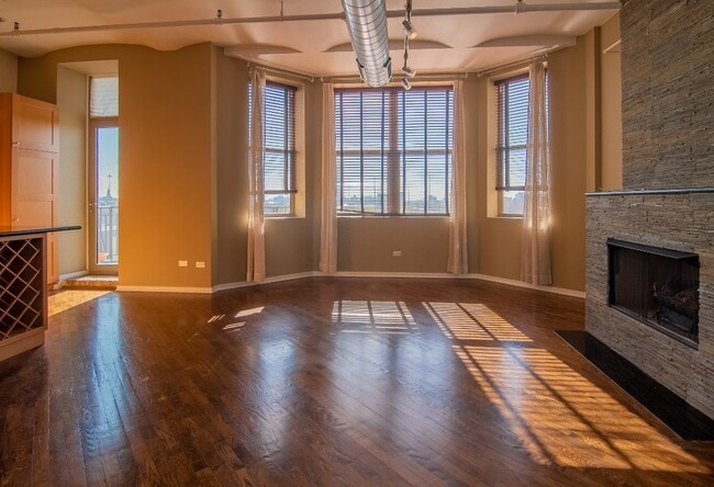 Building Photo - Upgraded 1bed condo with garage parking in...
