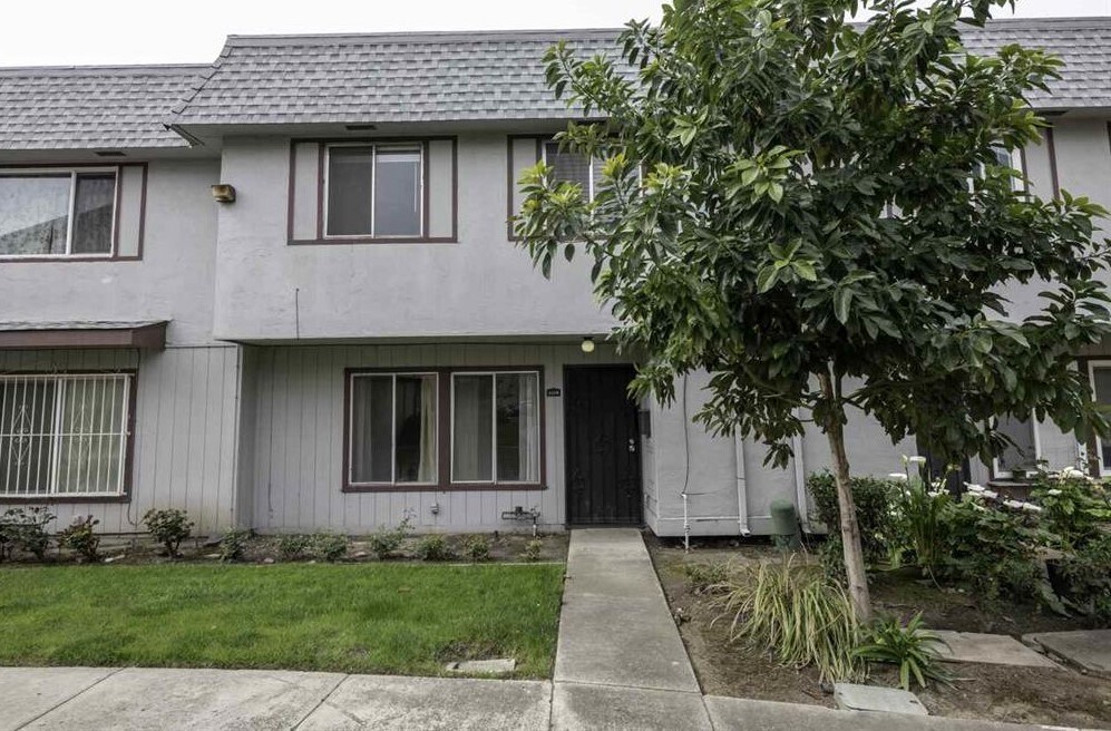Front - 2125 Amstel Ct