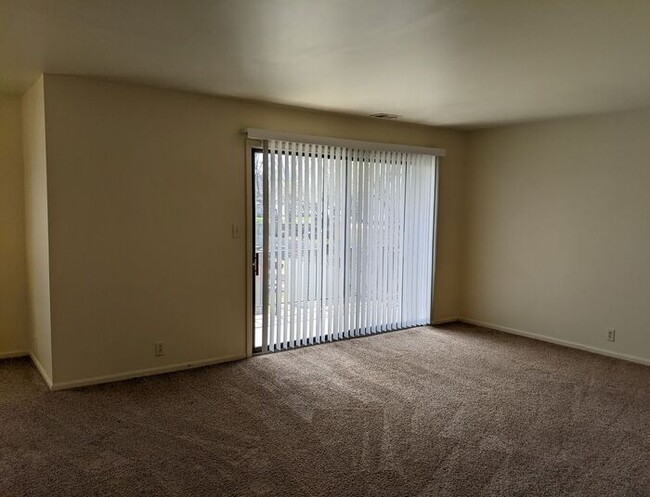 Foto del edificio - 2 Bedroom Across from Baesler's and Meadow...