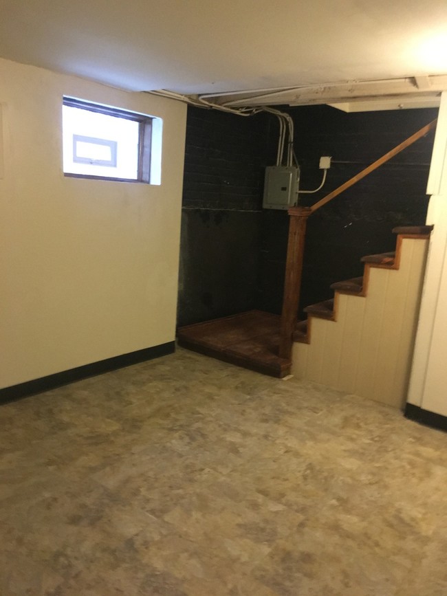 Building Photo - 554 W 87th St