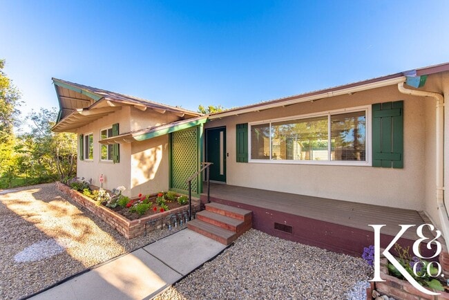 Foto del edificio - Charming 3-Bedroom Home with Pool in Prime...