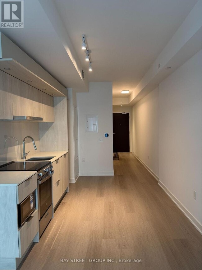 Building Photo - 448 Burnhamthorpe Rd W