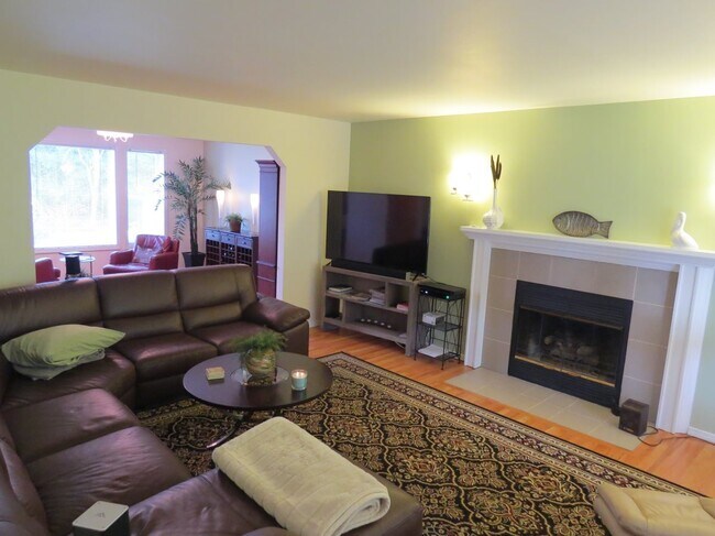 Building Photo - Wonderful 3 Bedroom, 2.5 Bath Home in Gig Harbor