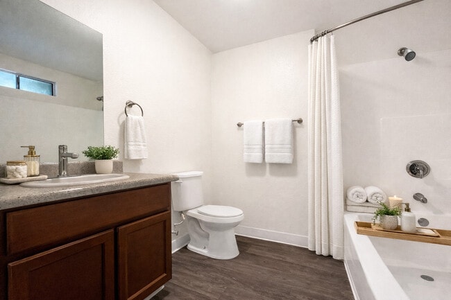 Building Photo - Creekside Villas Apartments