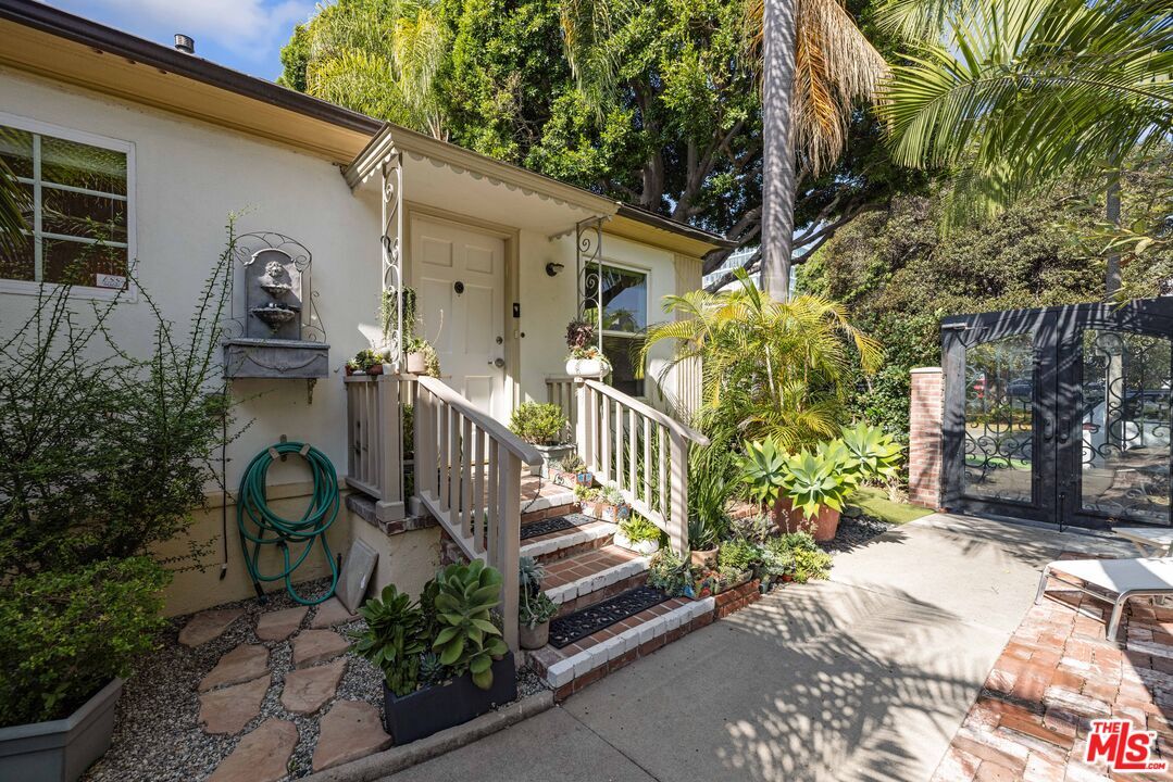 Foto principal - 8948 Burton Way