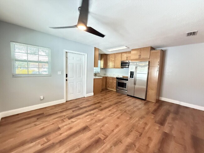 Foto del edificio - Charming 2-Bed Duplex in Tampa with Modern...