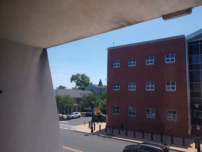 Foto del edificio - Special Improveent District!! Hurry to see this special place.