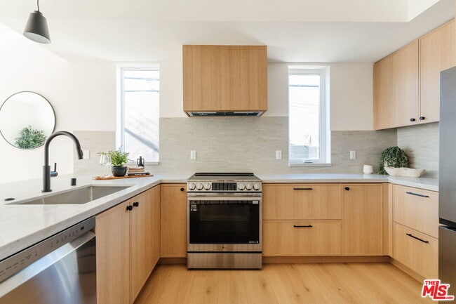 Foto del edificio - 6763 Lexington Ave