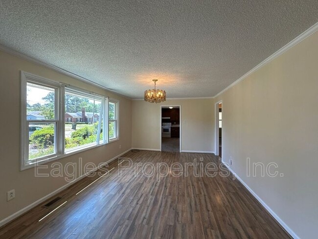 Building Photo - 605 S Oleander Ave
