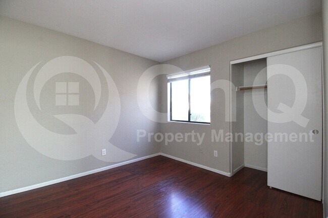 Building Photo - 2138 E Robin Ln