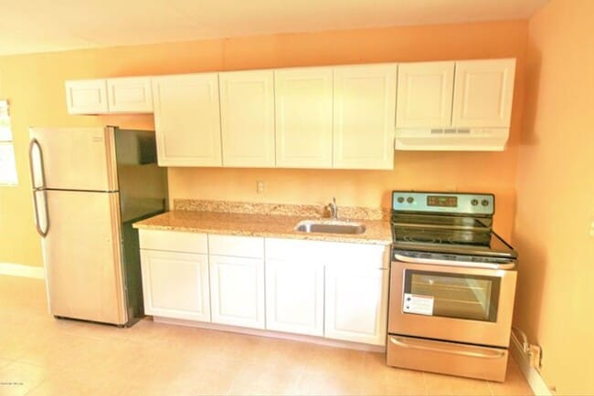 Building Photo - Unit in Duplex