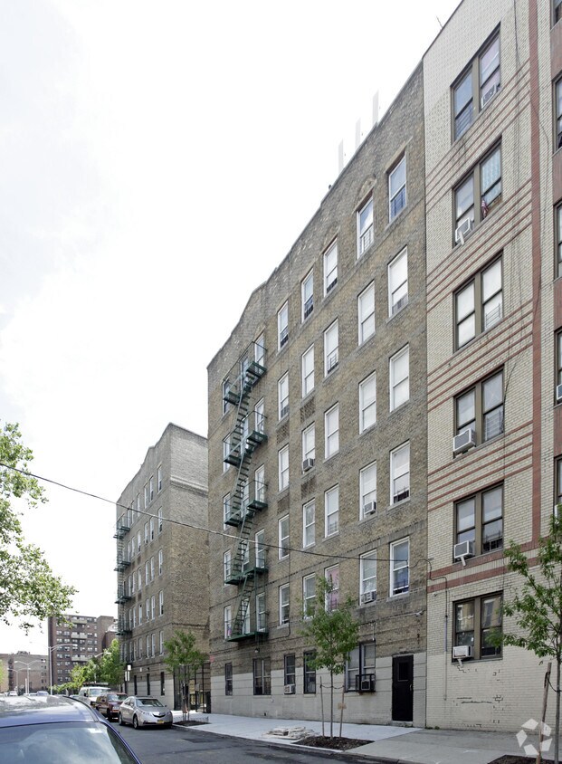 Foto principal - 2240-2242 Tiebout Ave
