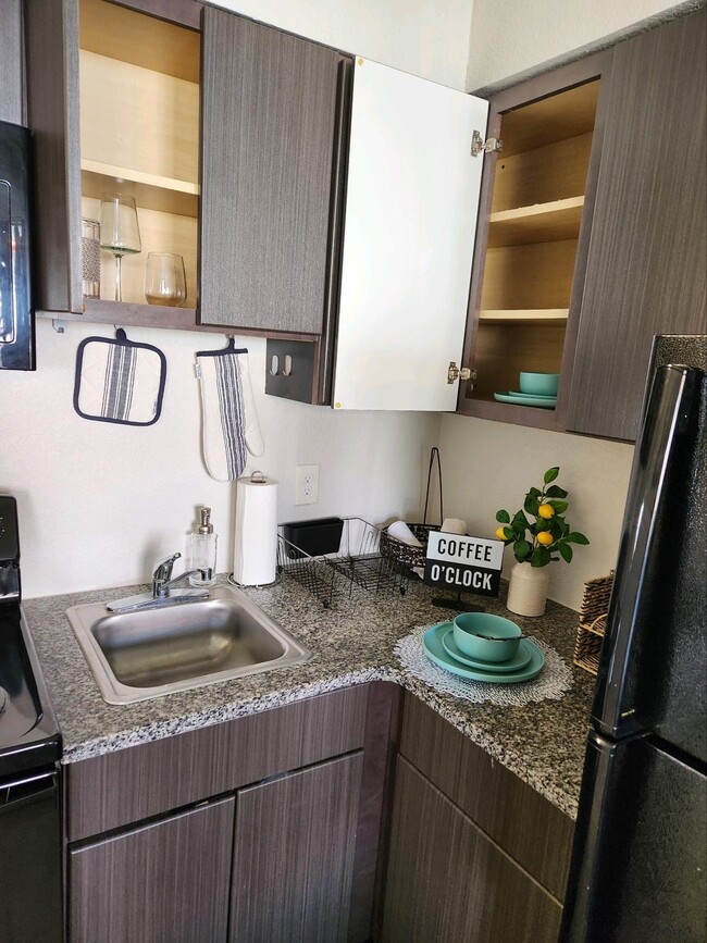 Building Photo - Colonial Gardens Apartments