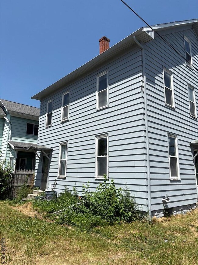 Building Photo - 114 1/2-114 1/2 I St