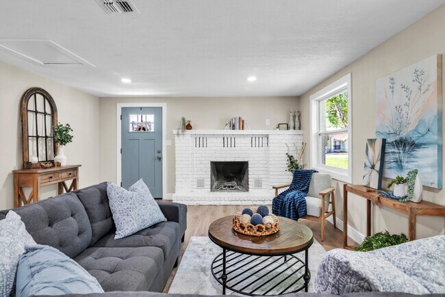 Foto del edificio - A spacious 3-bedroom, 2-bath layout provides plenty of room for family and guests!