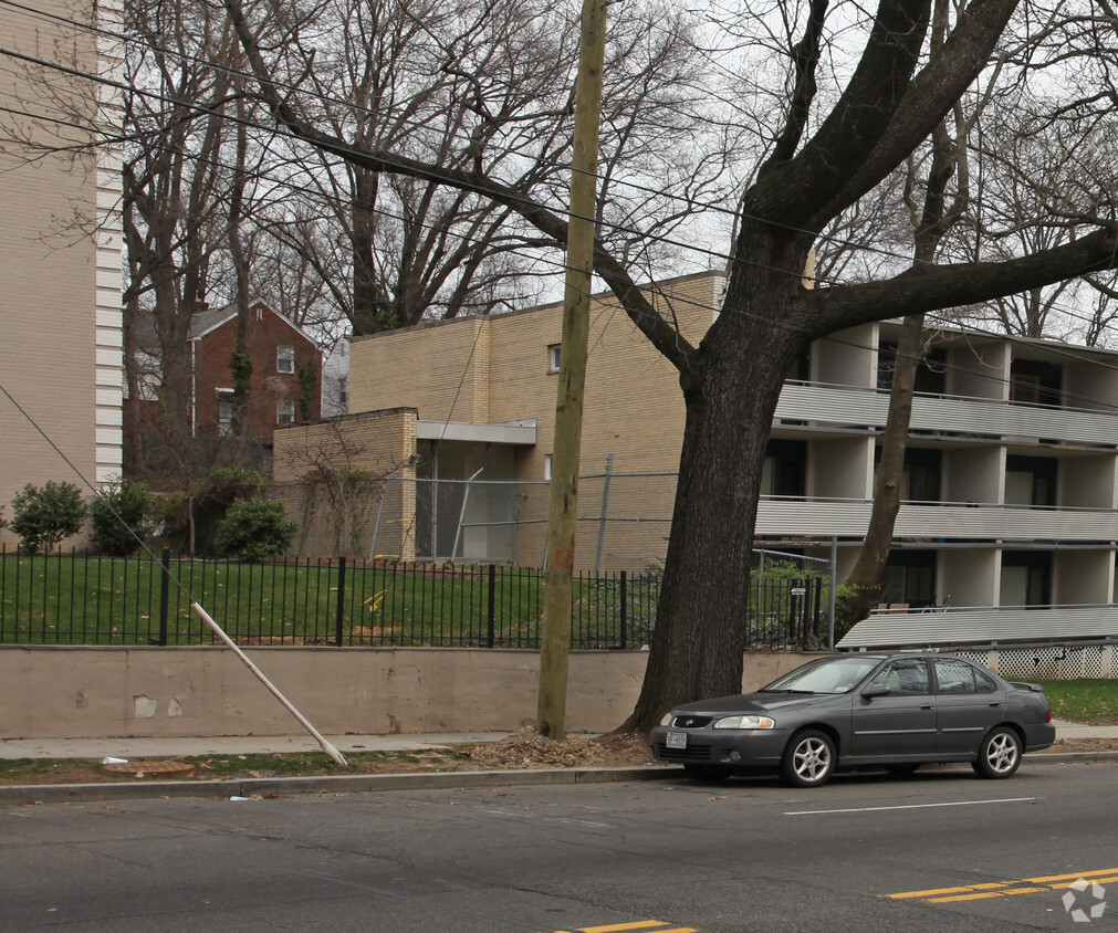 Congress House Apartments - 3970 Pennsylvania Avenue