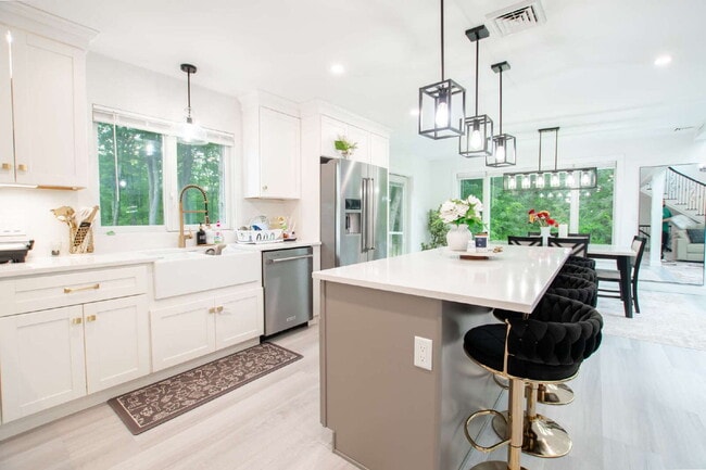 Building Photo - Luxury Furnished Primary Suite with Private Ensuite | Saco, Maine | ALL Utilities Included.