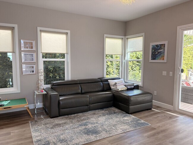 Building Photo - Immaculate 3-bedroom home in Scripps Ranch with Solar