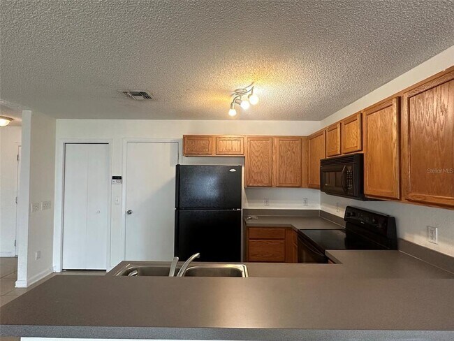 Building Photo - 12640 Somerset Oaks St