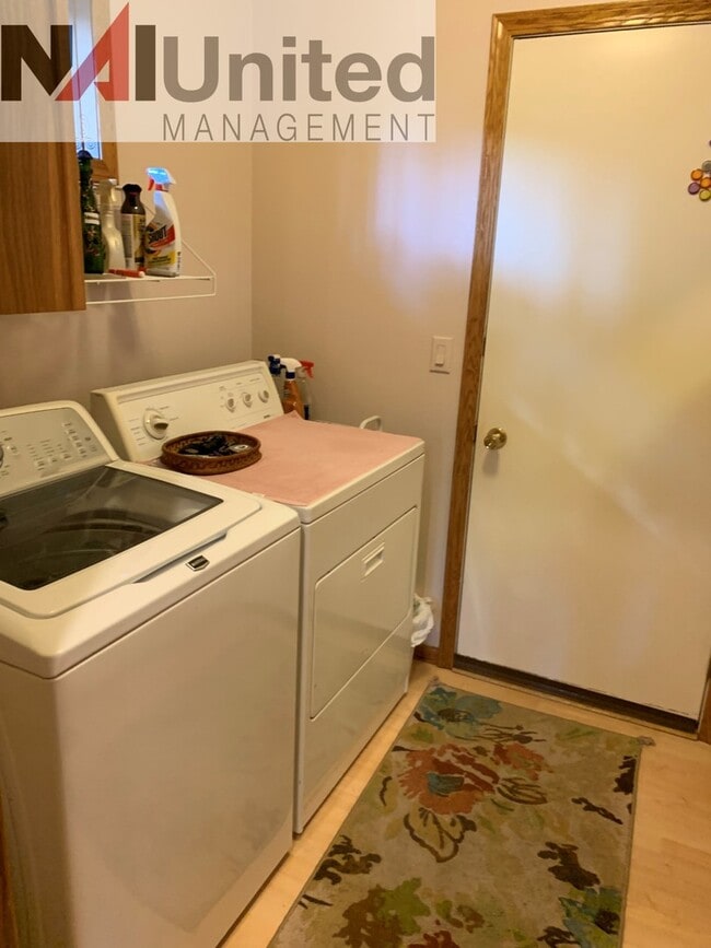 Foto del edificio - House for Rent 3 BR, 2 bath house, main floor laundry, 2 fireplaces, attached garage, Dakota Dunes