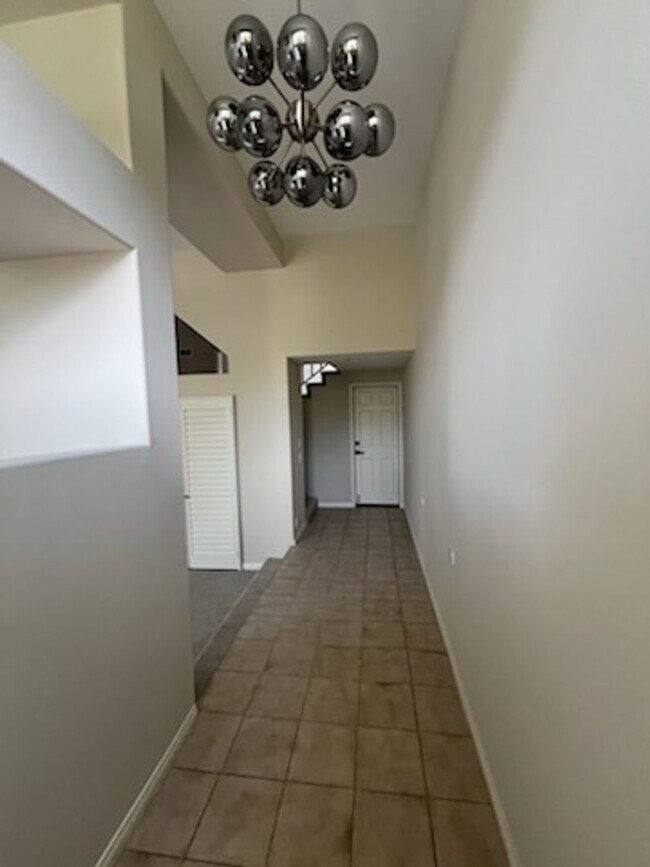 Foto del edificio - Luxurious Townhouse Located in the exclusi...