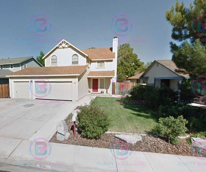 Foto principal - Spacious 4-Bedroom Home with 3-Car Garage,...