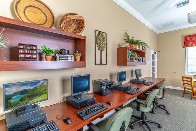 Business Center - Lee Vista