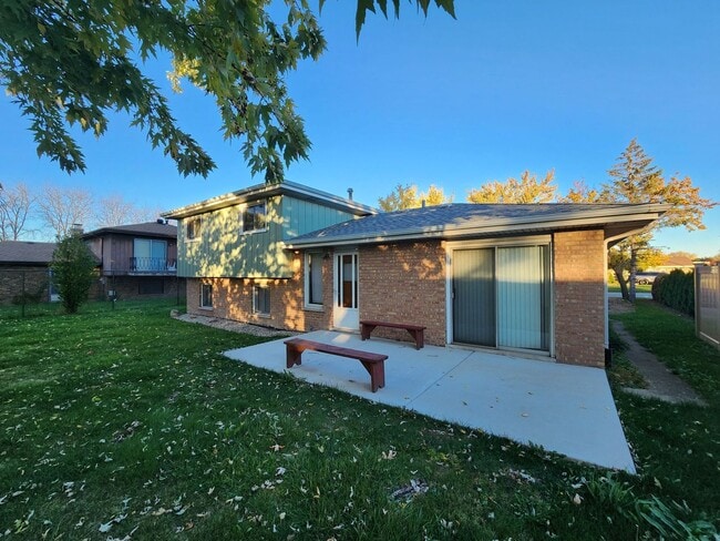 Building Photo - 16710 Kenwood Ave
