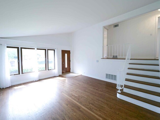 Living room / vaulted ceiling - 10107 Lawrence Ct