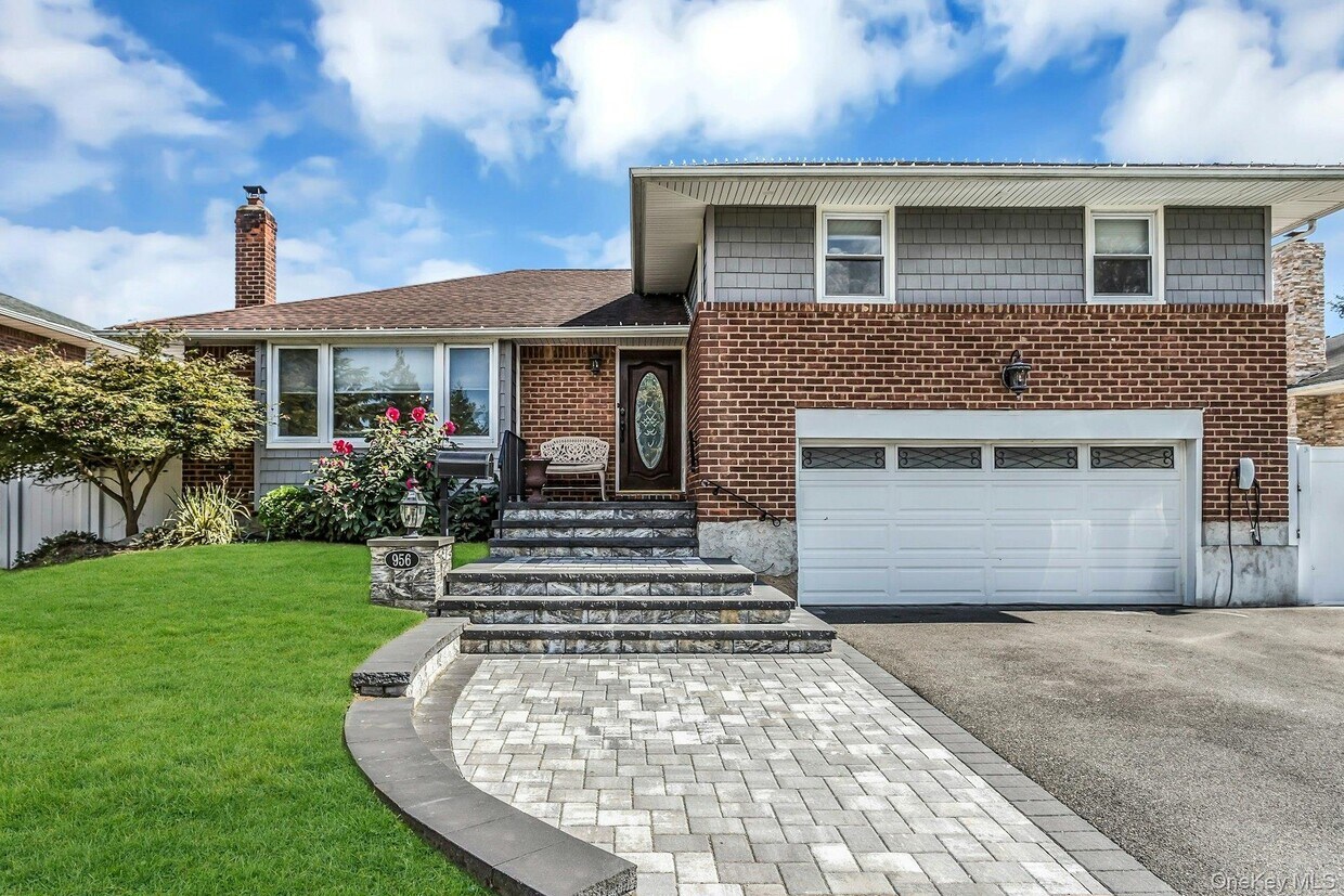 Foto principal - 956 Plum Tree Rd W