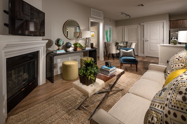 Sala de estar con chimenea - The Glendon Apartments in Westwood