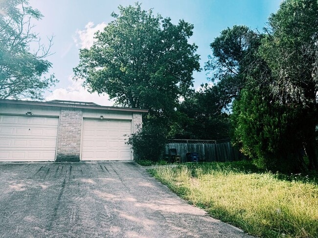 Foto del edificio - 9906 Hundred Oaks Cir