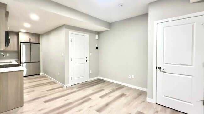 Photo du bâtiment - 482 Edgemont Dr NW