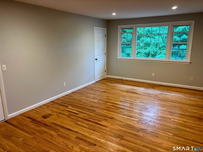 Building Photo - 8 Canterbury Ln