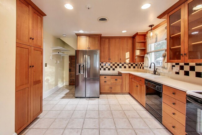 Foto del edificio - Spectacular 3Bedroom & LL Den + 3.5ba SF H...