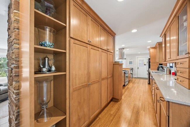 Foto del edificio - Normandy Park - Modern and Spacious!