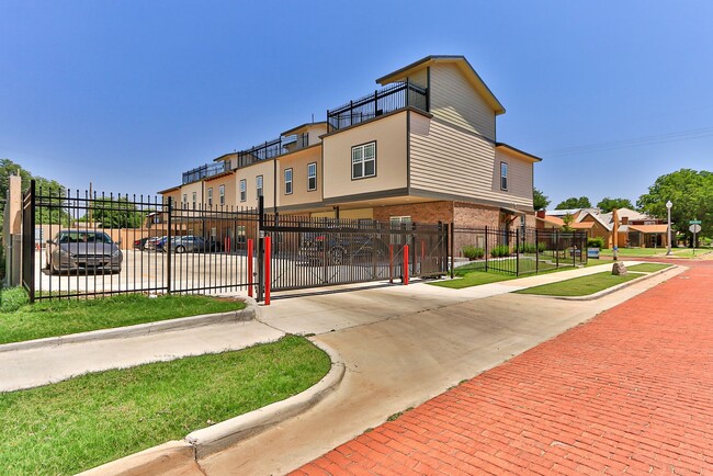 Foto del edificio - 2 Story Townhome With Top Level Deck!