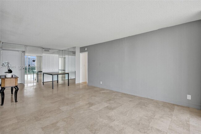 Foto del edificio - 100 Bayview Dr